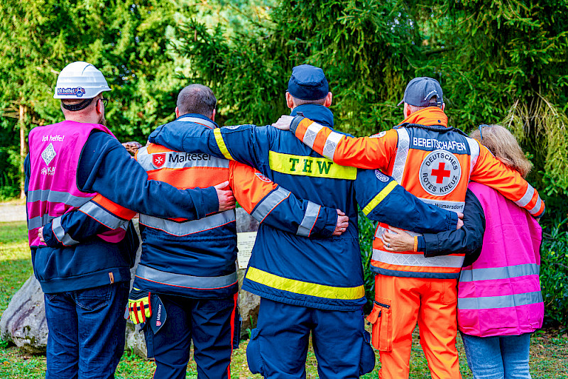 Das Verbundprojekt hat untersucht, wie Spontanhelfende - hier in pinkfarbenen Westen - beim Katastrophenschutz in die Arbeit der Einsatzkräfte verschiedener Organisationen eingebunden werden können.