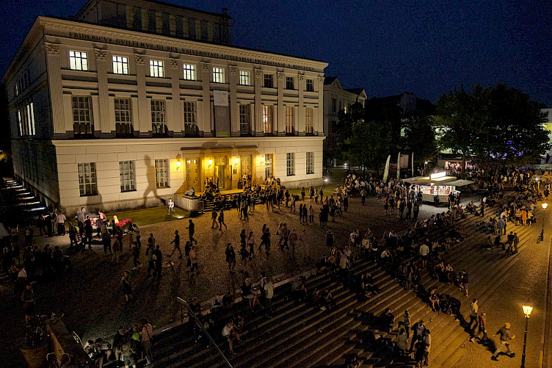Der Uniplatz mit dem Löwengebäude: Hierhin lockt auch in diesem Jahr manches Highlight der Langen Nacht der Wissenschaften.