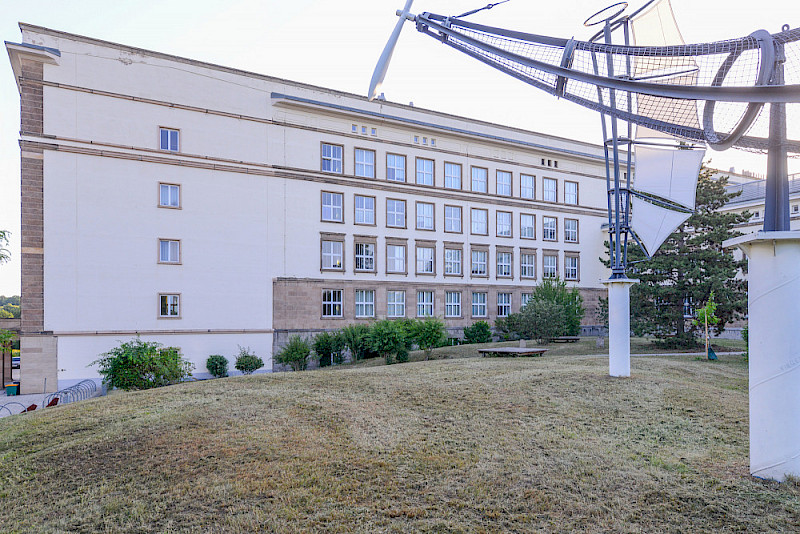 Blick auf das Institut für Chemie - das älteste Gebäude auf dem Weinberg Campus. Auch die Gebäudeteile B und D sind nun modernisiert.