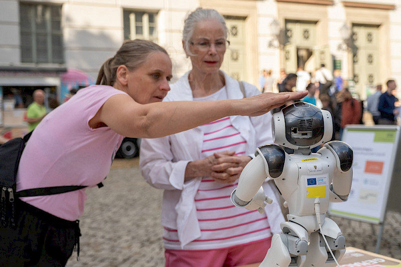 Auf dem Uniplatz präsentierten sich die Strukturwandel-Projekte der Universität - hier mit Roboter Nao aus dem Projekt Innovationsregion TPG.