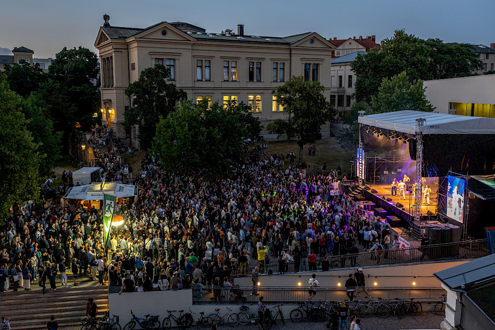 Gut gefüllt war der Uniplatz beim abendlichen Bühnenprogramm.