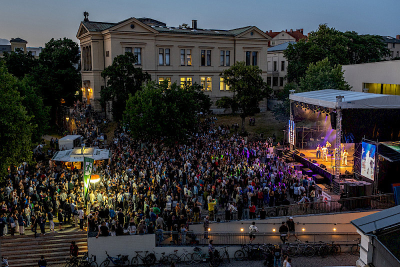Gut gefüllt war der Uniplatz beim abendlichen Bühnenprogramm.