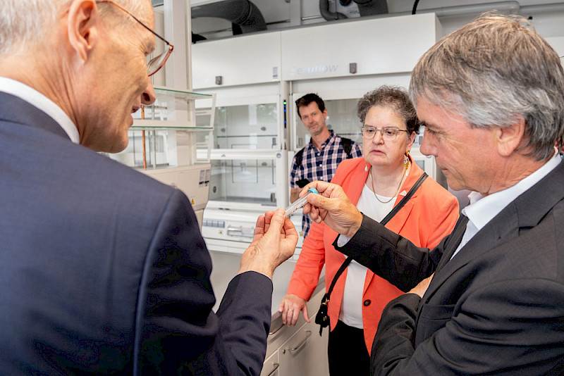 Zum Auftakt der Langen Nacht der Wissenschaften führte Pharmazie-Professor Karsten Mäder Rektorin Claudia Becker und Steffen Eichner, Staatssekretär im Wissenschaftsministerium, (von links) durch die neuen Labore und erklärte aktuelle Forschungsarbeiten.