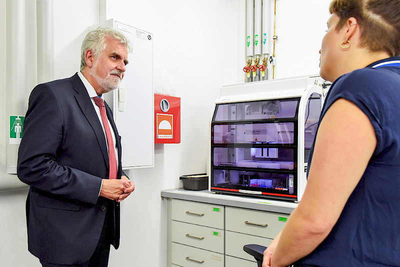 Bei einer kleinen Führung durch die Labore der Arbeitsgruppe ließ sich Armin Willingmann zeigen, wie der Pipettier-Roboter Felix arbeitet.