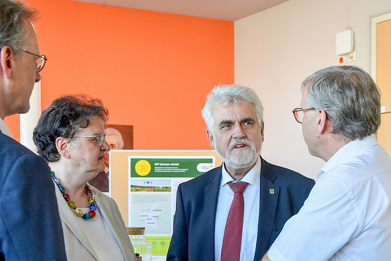 Im Anschluss an die Übergabe im Gespräch: Dekan Matthias Müller-Hannemann, Rektorin Claudia Becker, Minister Armin Willingmann und DiP-Sprecher Klaus Pillen