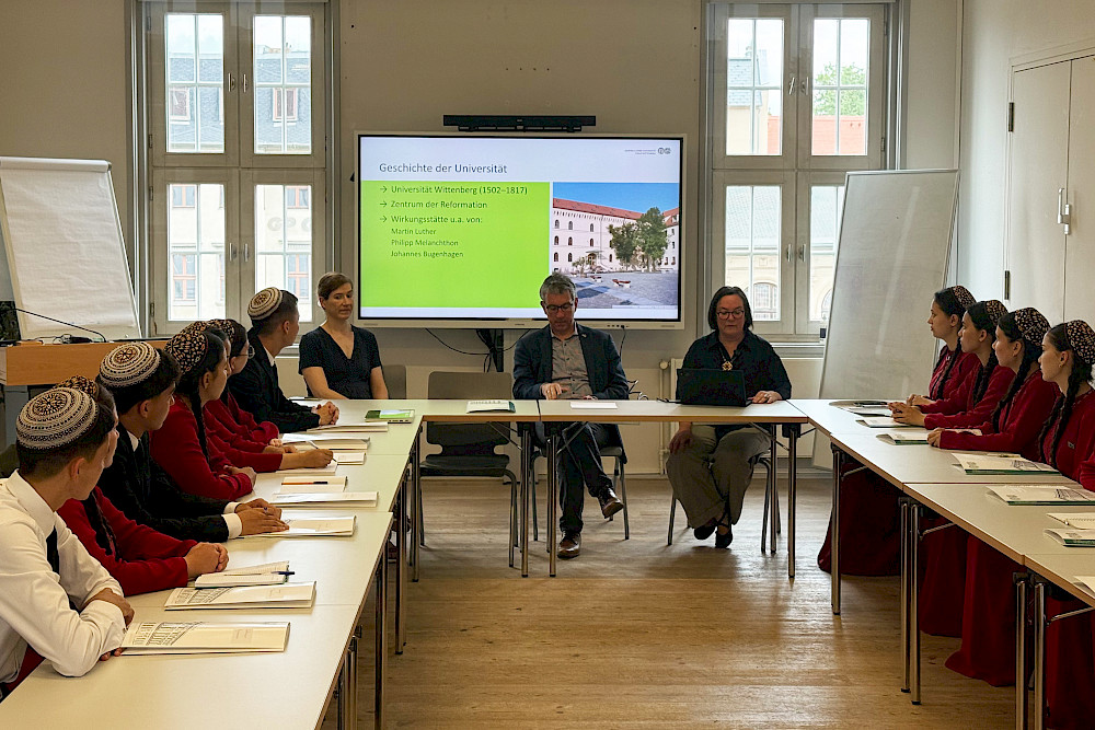 In einer Veranstaltung mit Dekan Stephan Sallat und der Erziehungswissenschaftlerin Johanna Mierendorff (vorn rechts) beschäftigten sich die Gäste aus Turkmenistan mit der Geschichte der MLU.