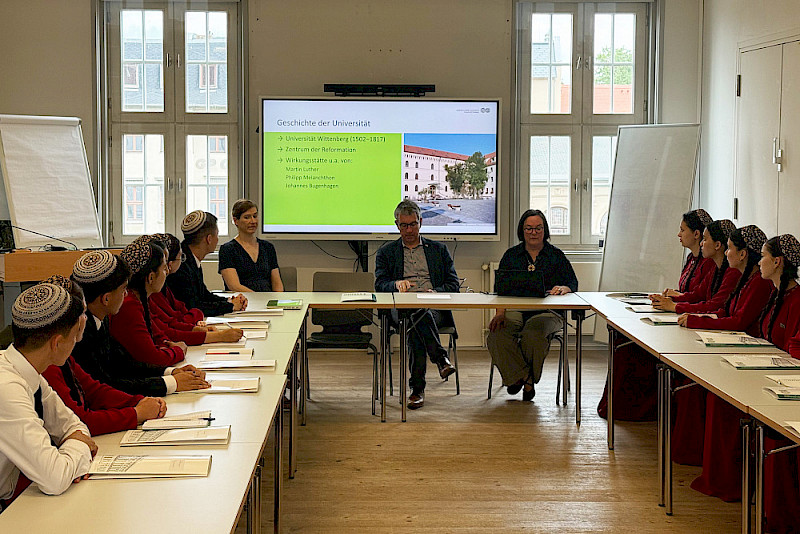 In einer Veranstaltung mit Dekan Stephan Sallat und der Erziehungswissenschaftlerin Johanna Mierendorff (vorn rechts) beschäftigten sich die Gäste aus Turkmenistan mit der Geschichte der MLU.