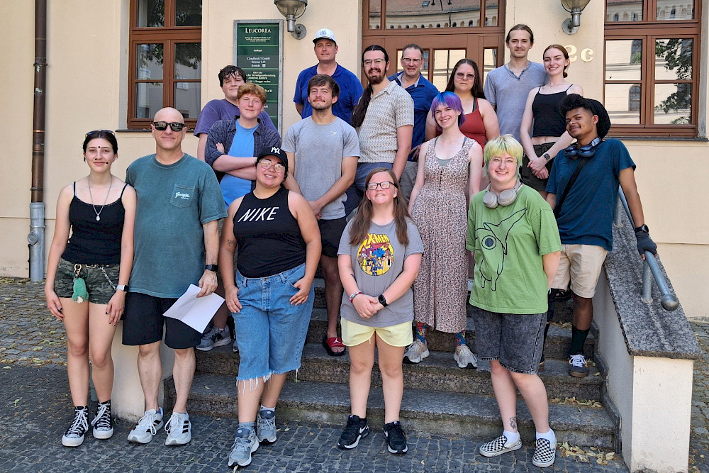 Die GSU-Theatergruppe mit Dozent Nick Newell (oberste Reihe links), Jolyon Hughes (unterste Reihe, Zweiter von links) und Erik Redling (oberste Reihe Mitte) vor der Leucorea.