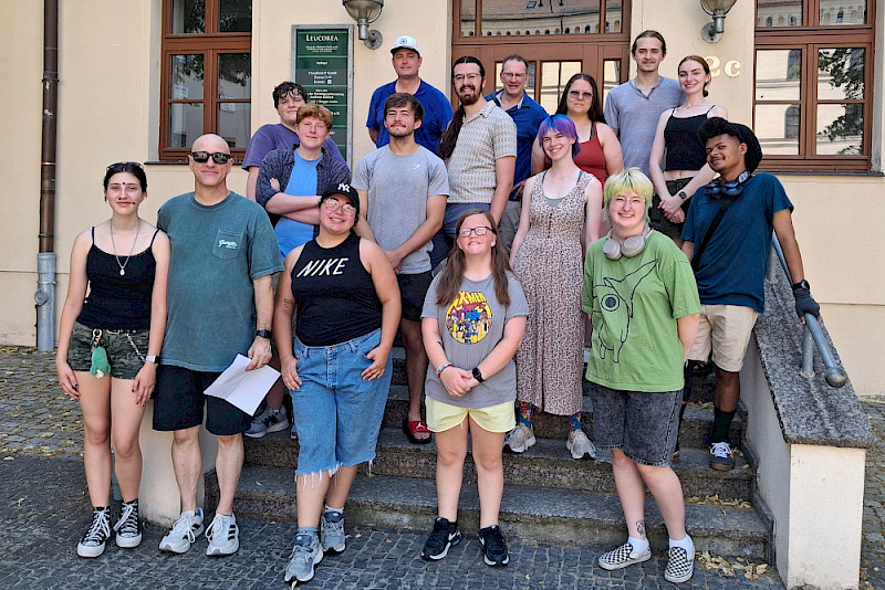 Die GSU-Theatergruppe mit Dozent Nick Newell (oberste Reihe links), Jolyon Hughes (unterste Reihe, Zweiter von links) und Erik Redling (oberste Reihe Mitte) vor der Leucorea.