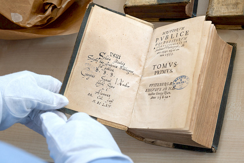 Blick in eines der historischen Bücher - mit der Widmung des einstigen Stifters auf der linken Seite