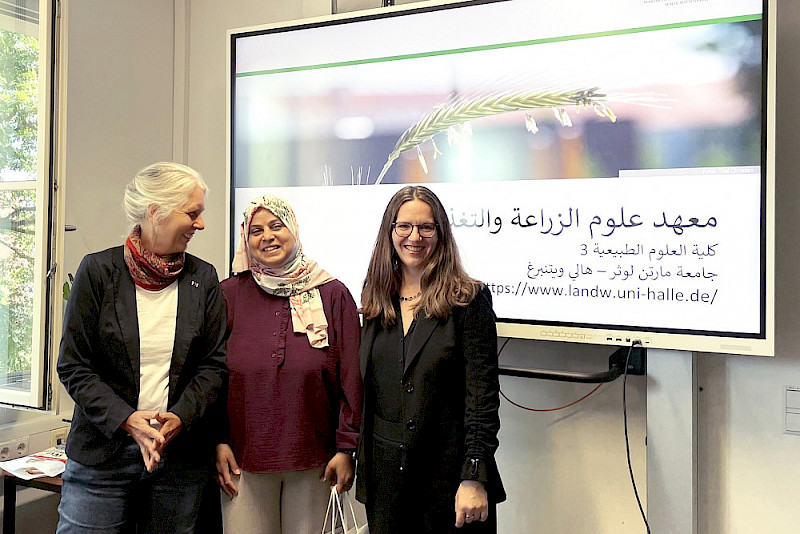 Agrarwissenschaftlerin Urte Grauwinkel (MLU), die Pflanzenphysiologin Dr. Henda Mahmoudi aus Dubai (VAE) und Pflanzenbau-Professorin Janna Macholdt (MLU, von links) während des Workshops