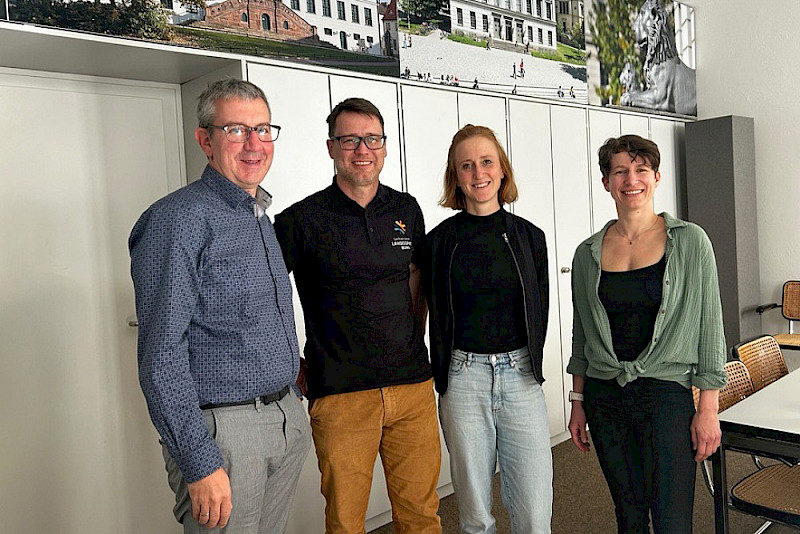 Den Vertrag unterzeichneten Stepan Sallat als Dekan der Philosophischen Fakultät III, Sportvorstand Thomas Krüger vom Landessportbund und Melina Schnitzius als Leiterin des Arbeitsbereichs Grundschuldidaktik Sport am Institut (von links). Dorothea Rose koordiniert die Kooperation als Referentin für Bildung und Qualifizierung beim Landessportbund.