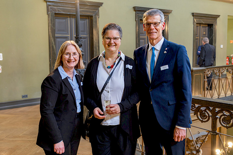 Rektorin mit Vertretern der Stadt Halle: Judith Marquardt und Egbert Geier.