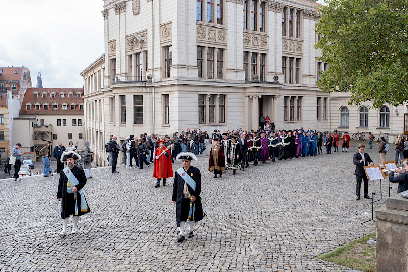 Angeführt von den Halloren zog der Senat über den Universitätsplatz.