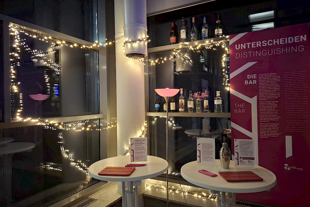 Die Ausstellung „Menschen sort[ier]en“ macht sichtbar, wie Menschen einander im Alltag einordnen – etwa in einer nachgebauten Bar.